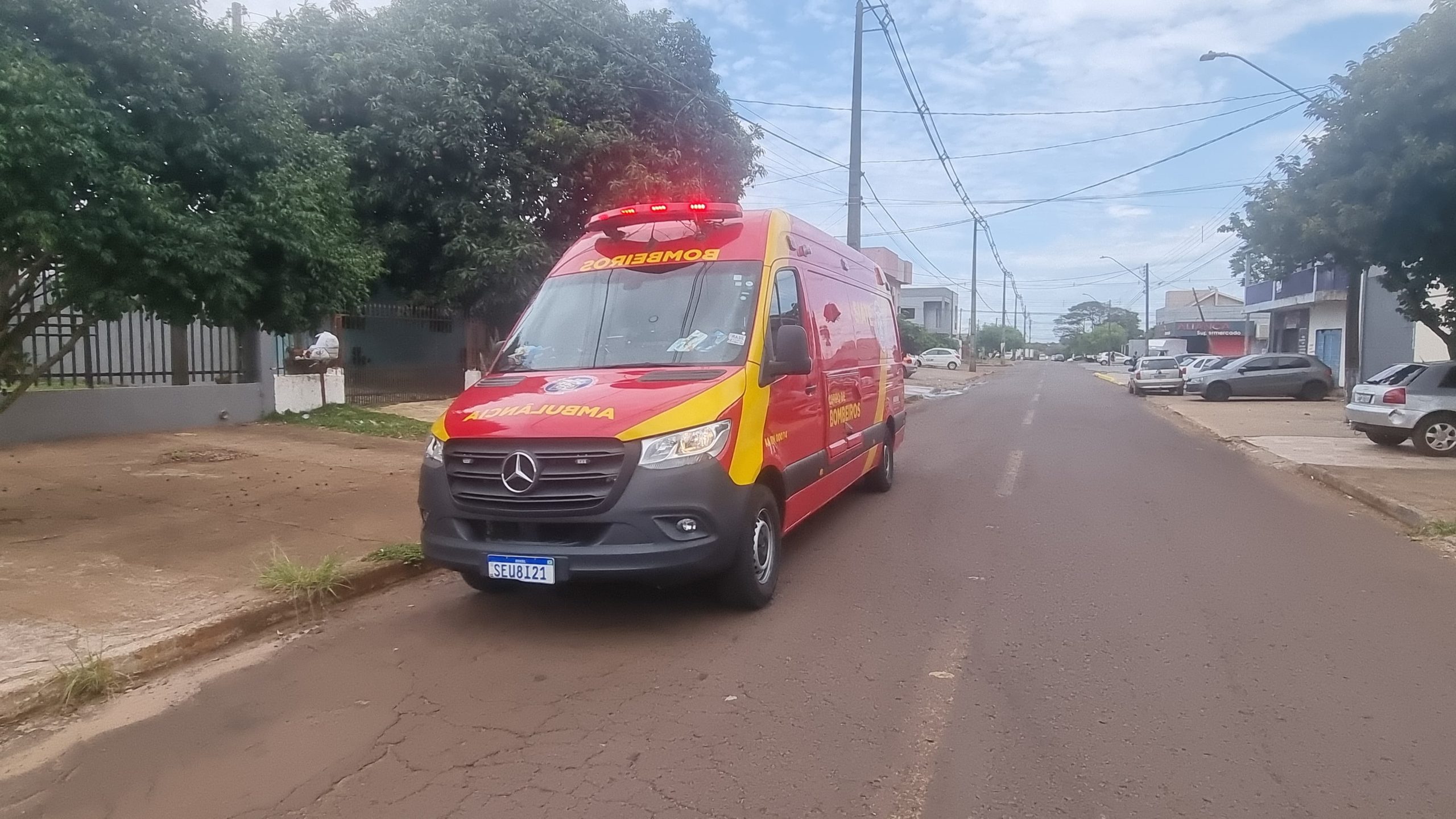 Idosa pisa em falso ao descer do ônibus e fica ferida no Cascavel Velho