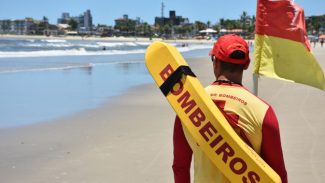 Corpo de Bombeiros Militar do Paraná salva jovem vítima de afogamento no Litoral