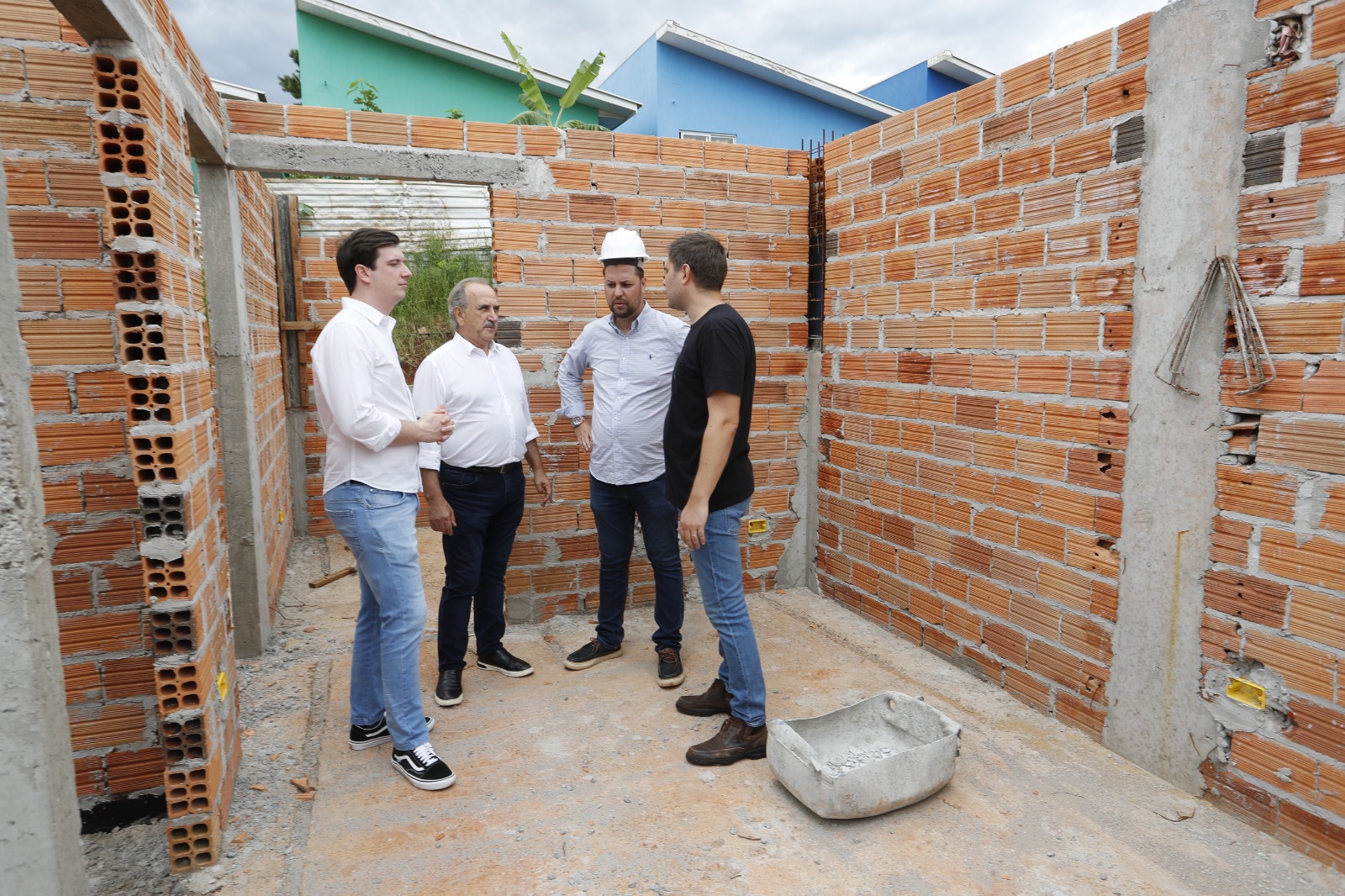 Prefeito vistoria construção de 145 casas para famílias em situação de vulnerabilidade social