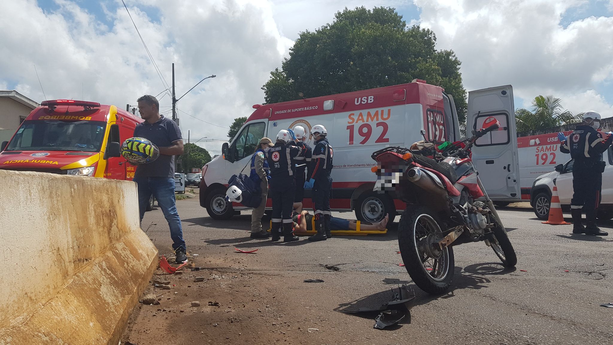Acidente no viaduto da Rua Domiciano Theobaldo Bresolin deixa motociclista ferido