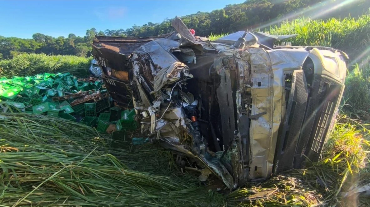 Carreta carregada com Heinekein tomba e atinge carros que faziam escolta de outro acidente