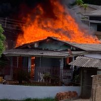 Imagem referente a Casa fica destruída em incêndio criminoso no Bairro Universitário