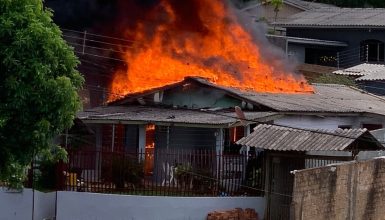 Imagem referente a Casa fica destruída em incêndio criminoso no Bairro Universitário