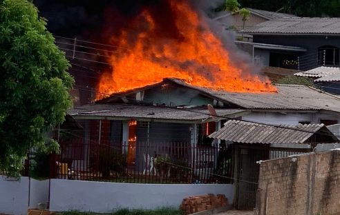 Imagem referente a Casa fica destruída em incêndio criminoso no Bairro Universitário