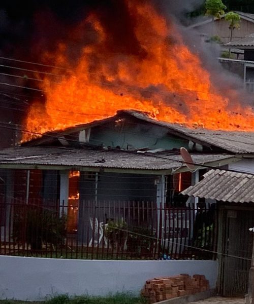 Imagem referente a Casa fica destruída em incêndio criminoso no Bairro Universitário