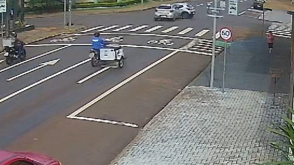 Imagem flagra acidente entre três veículos no Centro de Cascavel