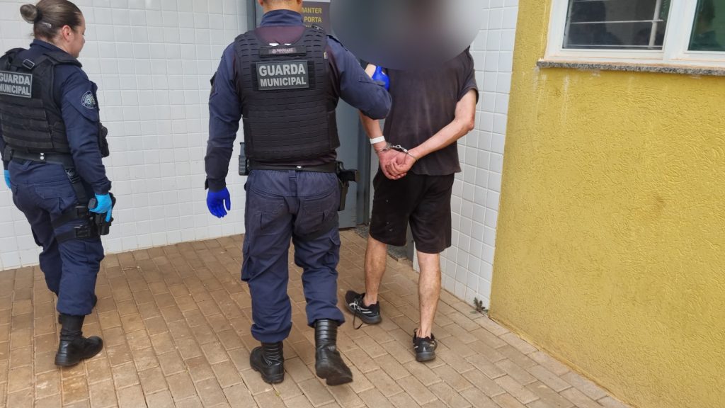 Acusado de atear fogo em residência é levado à delegacia