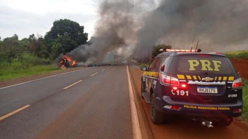 Imagem referente a Acidente com caminhão-tanque causa incêndio na BR-369 em Juranda