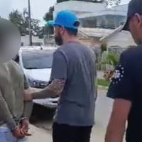 Imagem referente a Homem que forçou enteado a matar gato e furava os dedos da criança é preso por tortura