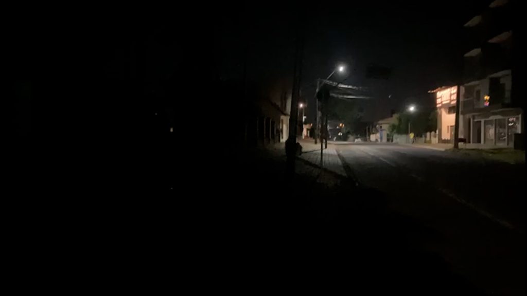 Moradora do Alto Alegre vive no escuro e no medo com poste queimado há mais de um mês