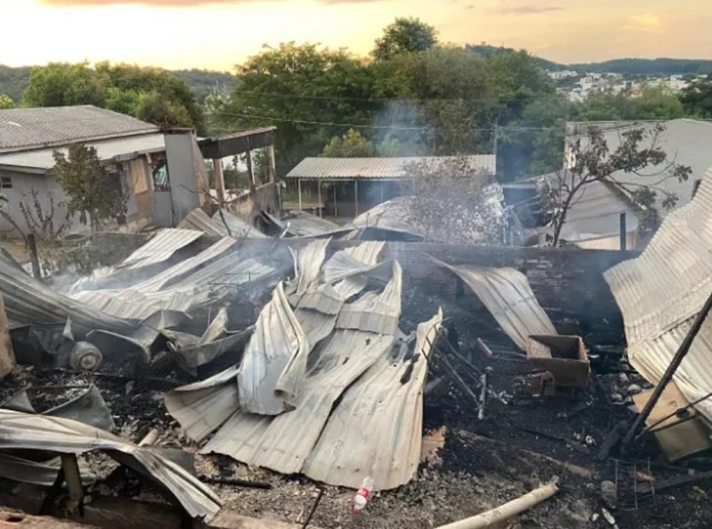 Incêndio atinge cinco residências e três são totalmente destruídas no Paraná Incêndio atinge cinco residências e três são totalmente destruídas no Paraná