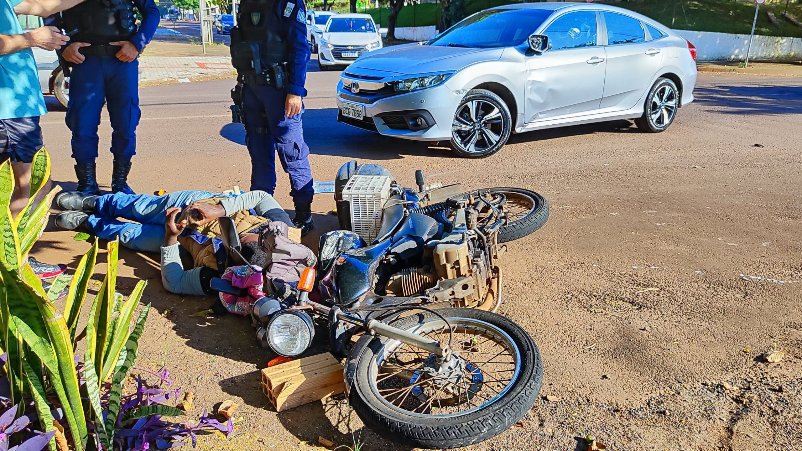 Motociclista fica ferido ao colidir contra Honda Civic na Região do Lago Motociclista fica ferido ao colidir contra Honda Civic na Região do Lago