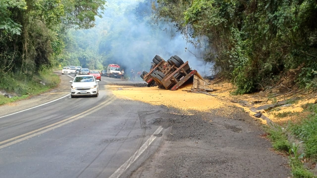 Tombamento e incêndio de caminhão bloqueiam BR-153 em Ibaiti por 5 horas Tombamento e incêndio de caminhão bloqueiam BR-153 em Ibaiti por 5 horas