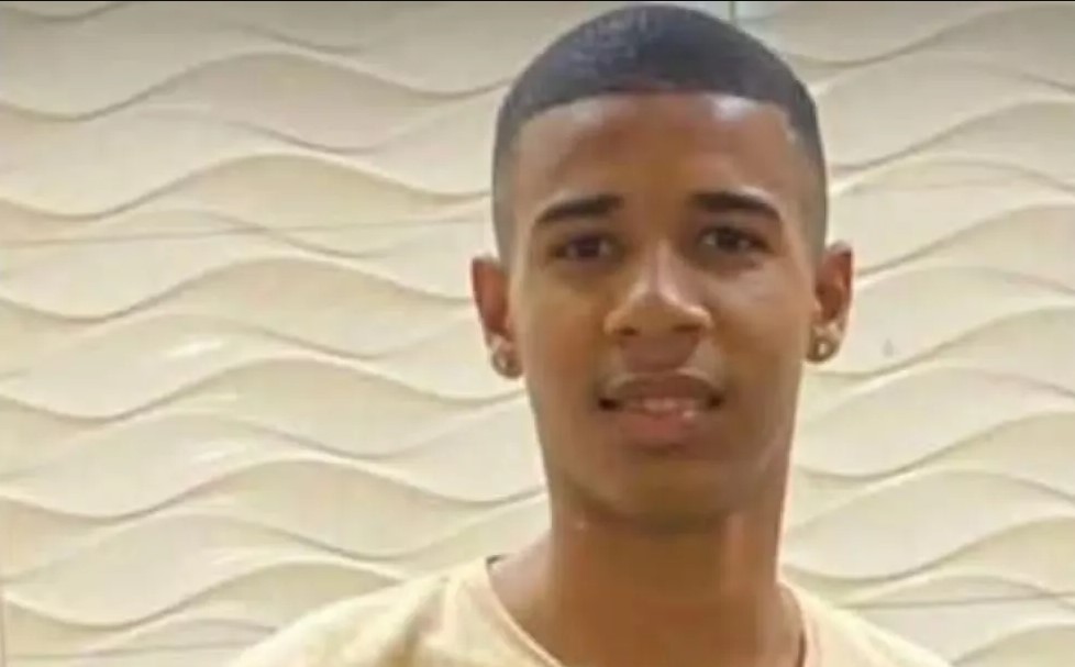 Jogador de futebol amador é baleado na cabeça após pisar no pé de traficante Jogador de futebol amador é baleado na cabeça após pisar no pé de traficante