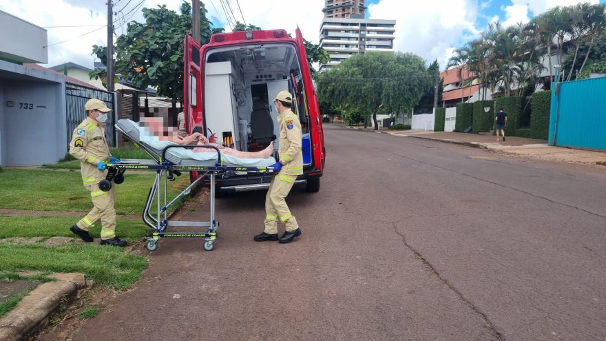 Idosa é socorrida pelo Siate na Rua Curitiba