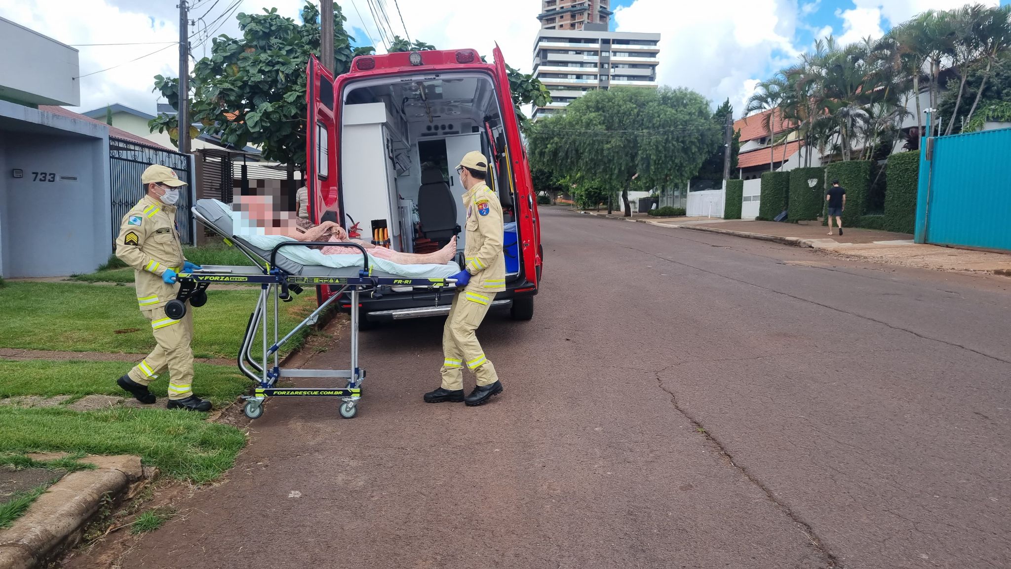 Idosa é socorrida pelo Siate na Rua Curitiba Idosa é socorrida pelo Siate na Rua Curitiba