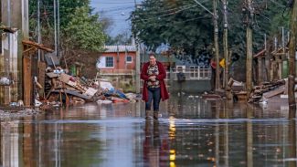 Ponte de contêineres é destruída no Rio Grande do Sul