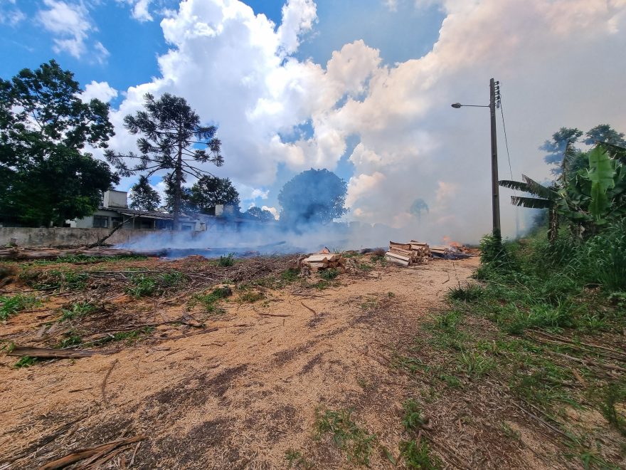Incêndio em vegetação é registrado na Vila Militar