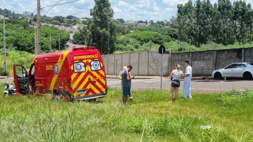 Jovem é socorrido pelo Siate após cair de moto
