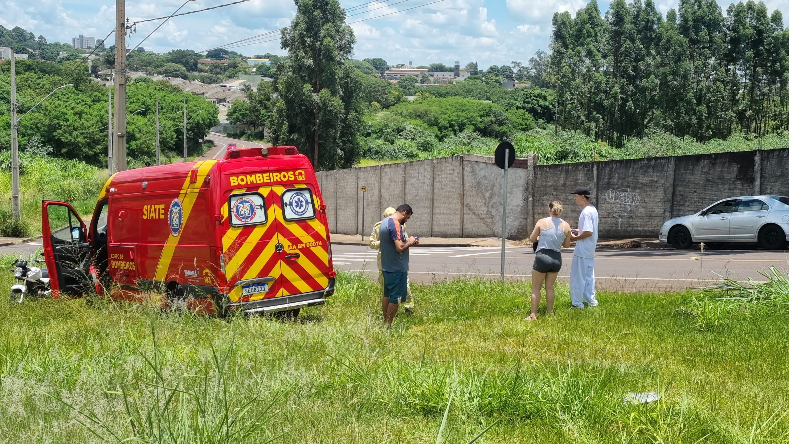 Jovem é socorrido pelo Siate após cair de moto Jovem é socorrido pelo Siate após cair de moto