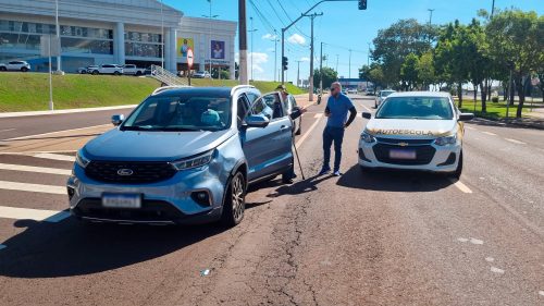 Imagem referente a Carro da autoescola bate na Avenida Tancredo Neves