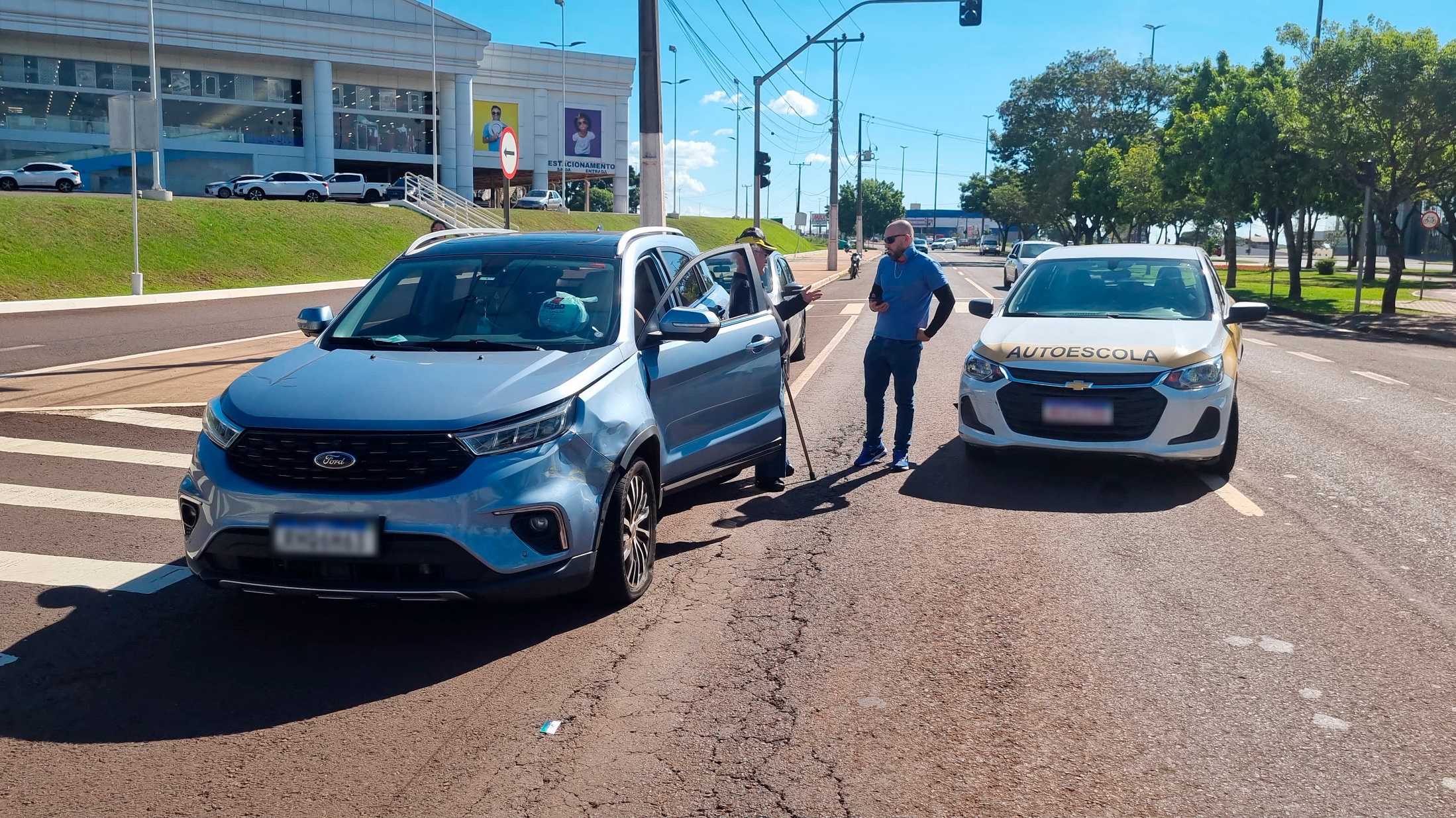 Carro da autoescola bate na Avenida Tancredo Neves Carro da autoescola bate na Avenida Tancredo Neves