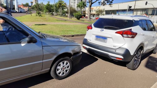 Imagem referente a Fiat Uno bate na traseira de Kicks na Rua Maranhão em Cascavel