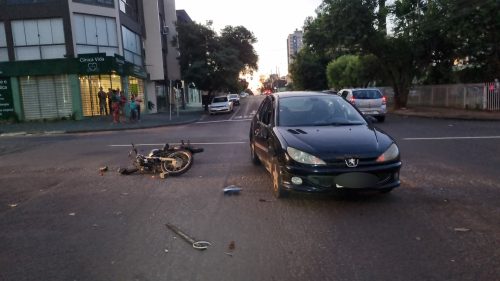 Imagem referente a Peugeot e Yamaha se envolvem em acidente na Rua Nereu Ramos