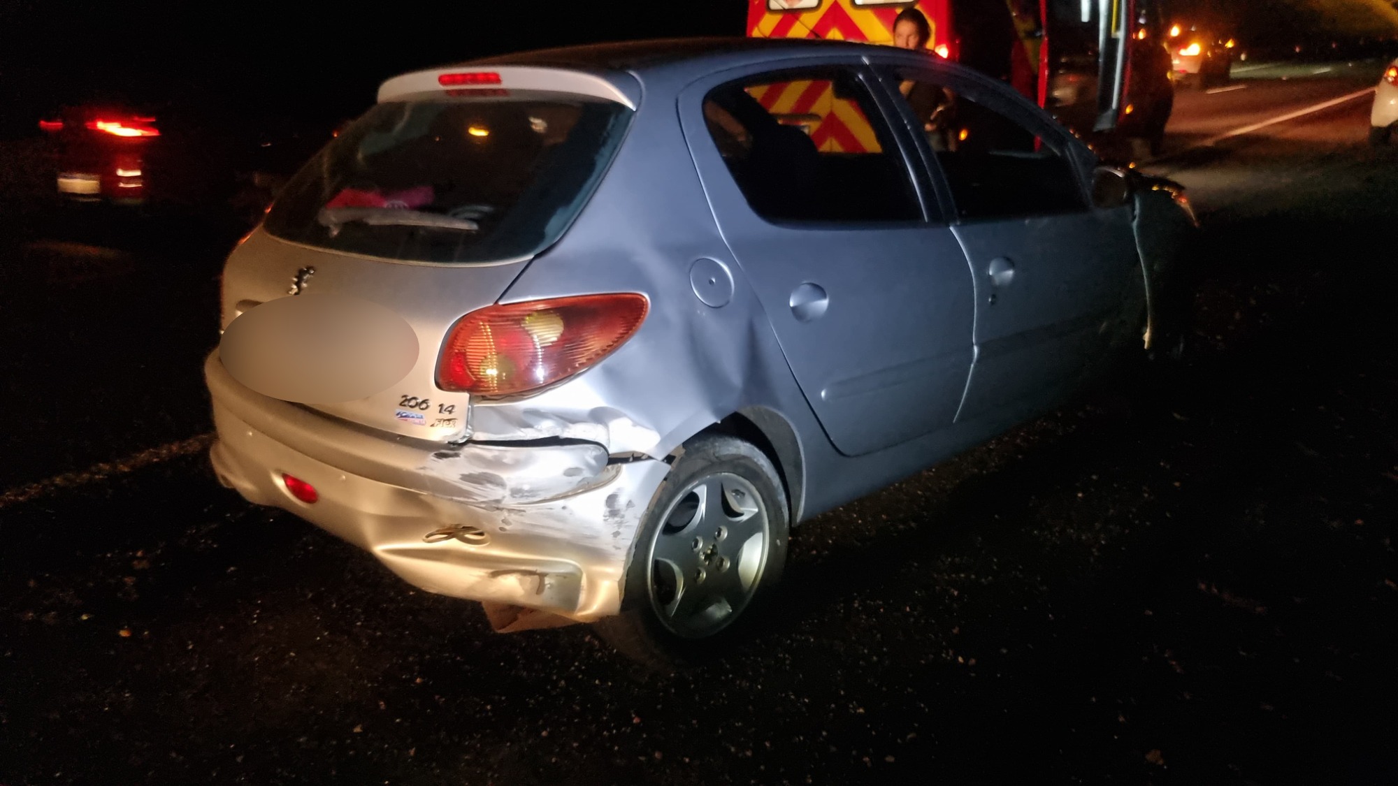 Dois veículos Peugeot colidem na PRc-467 em Cascavel