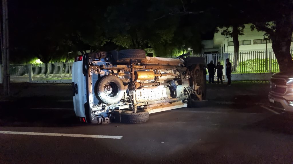 Caminhonete tomba e carro atinge árvore em grave acidente na Av. Tancredo Neves