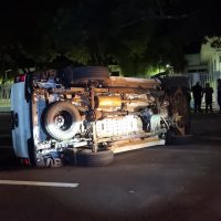 Imagem referente a Caminhonete tomba e carro atinge árvore em grave acidente na Av. Tancredo Neves