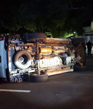 Imagem referente a Caminhonete tomba e carro atinge árvore em grave acidente na Av. Tancredo Neves