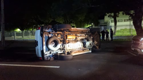 Imagem referente a Caminhonete tomba e carro atinge árvore em grave acidente na Av. Tancredo Neves