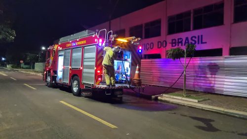 Imagem referente a Mendigo provoca incêndio em edificação e bombeiros são acionados no Maria Luiza