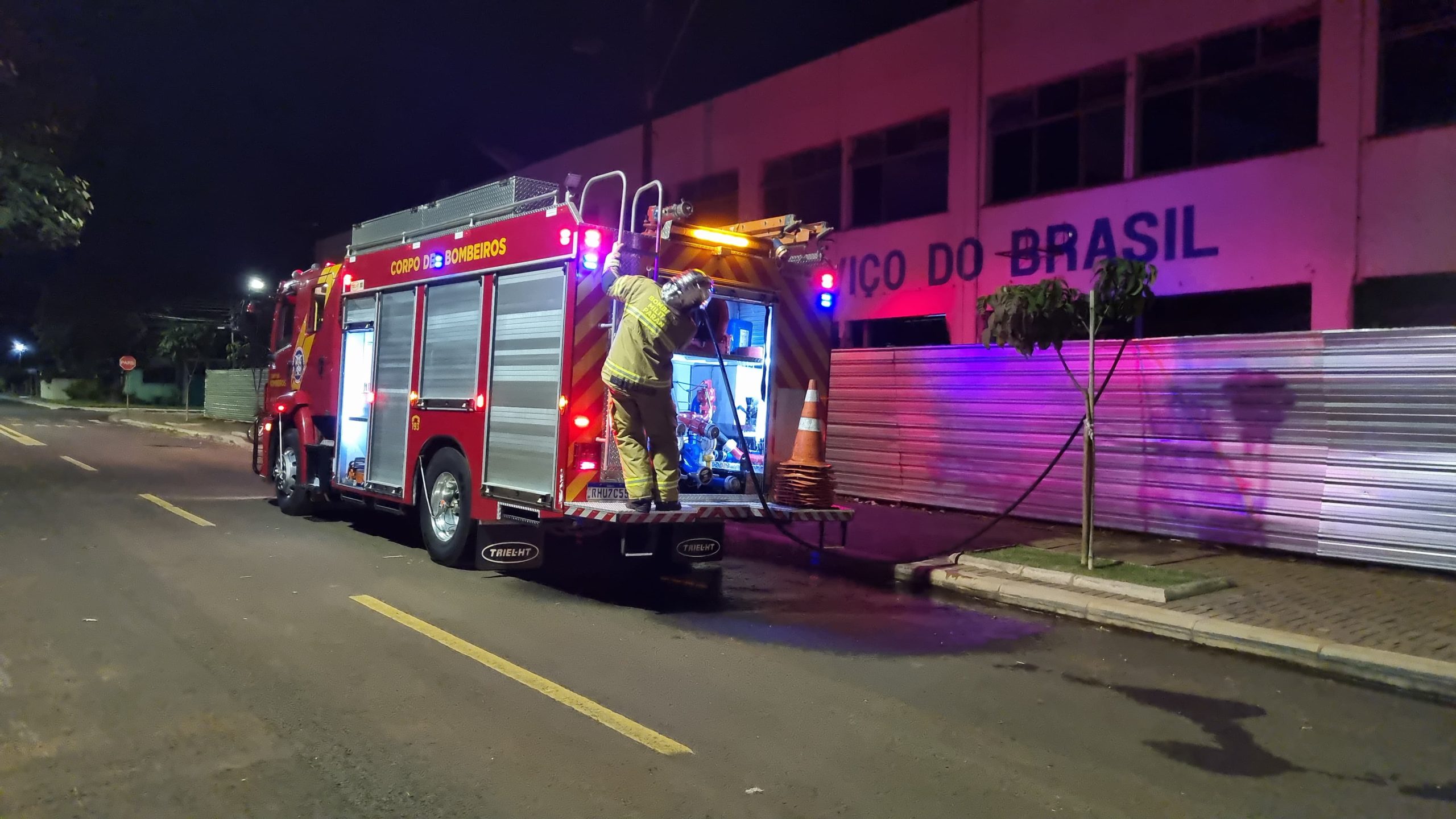 Mendigo provoca incêndio em edificação e bombeiros são acionados no Maria Luiza