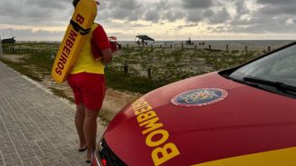 Guarda-vidas estão preparados para atender banhistas com ferimentos de águas-vivas e caravelas