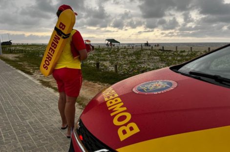 Imagem referente a Guarda-vidas estão preparados para atender banhistas com ferimentos de águas-vivas e caravelas