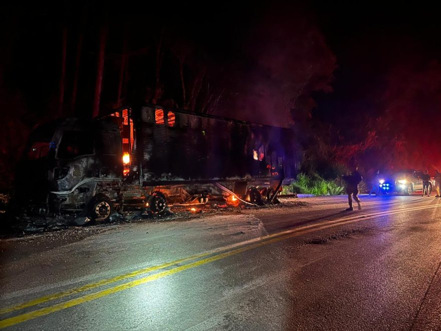 Caminhão carregado com Carvão é consumido por incêndio na BR-476 em Bocaiúva do Sul