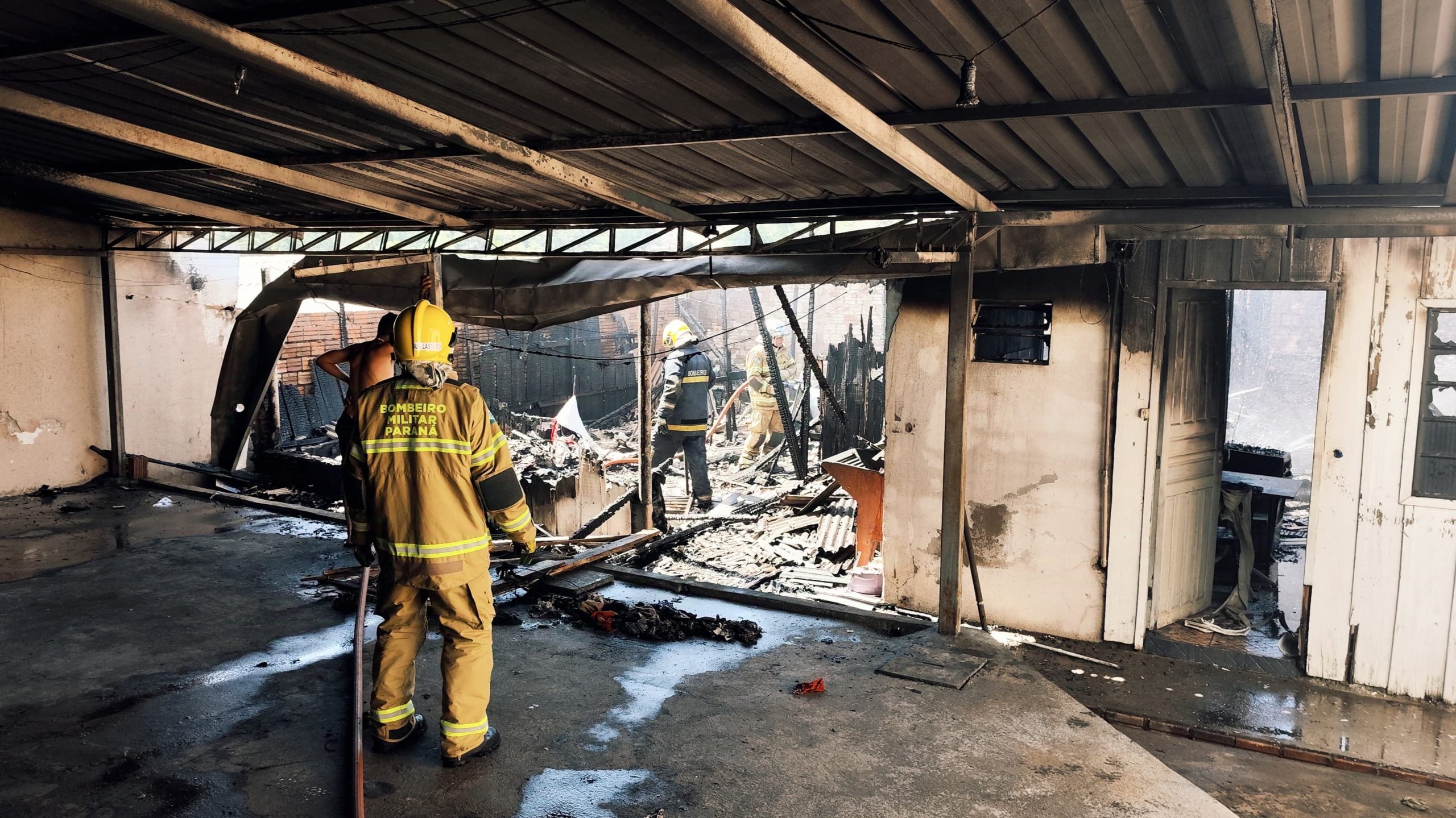 Casas são destruídas em incêndio no bairro Brasília