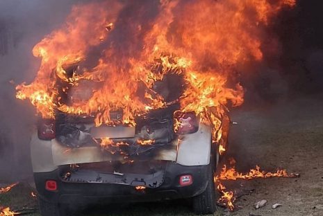 Imagem referente a Cascavelense ateia fogo no próprio corpo e morre carbonizado dentro de carro em Matinhos