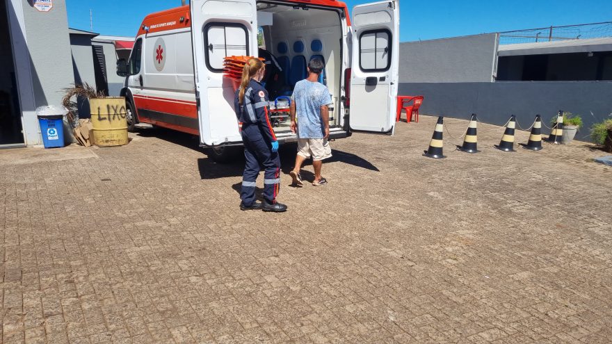 Homem é socorrido pelo Samu em posto de combustíveis no Santa Felicidade