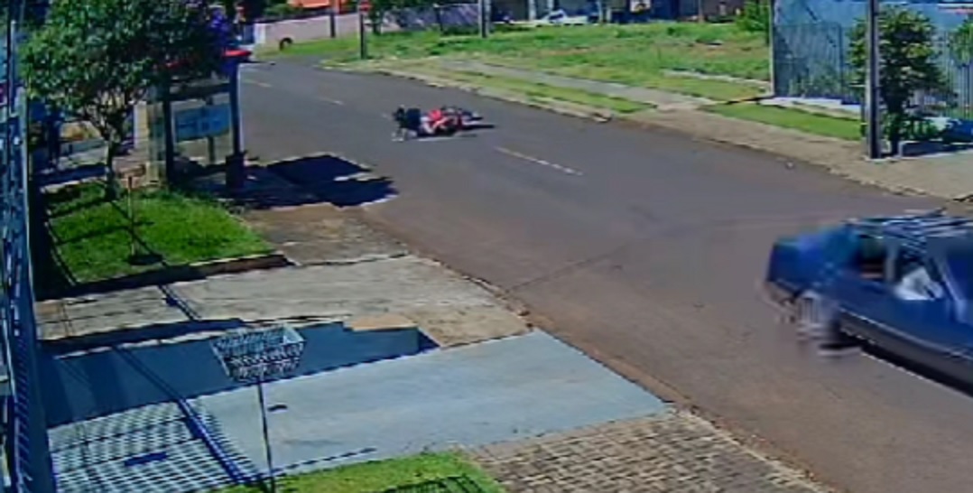 Câmera flagra jovens caindo de moto na Rua Vinicius de Morais Câmera flagra jovens caindo de moto na Rua Vinicius de Morais