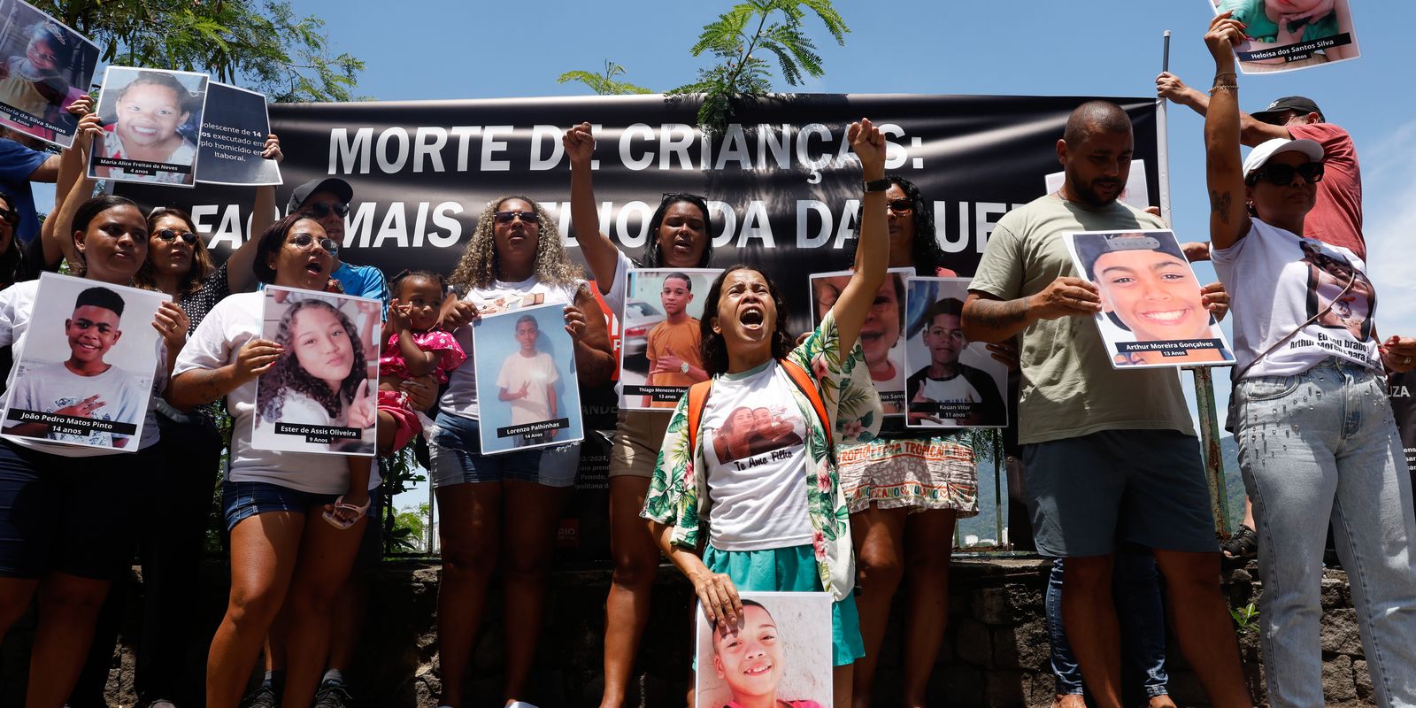Ato no Rio pede volta de memorial de crianças mortas por bala perdida Ato no Rio pede volta de memorial de crianças mortas por bala perdida