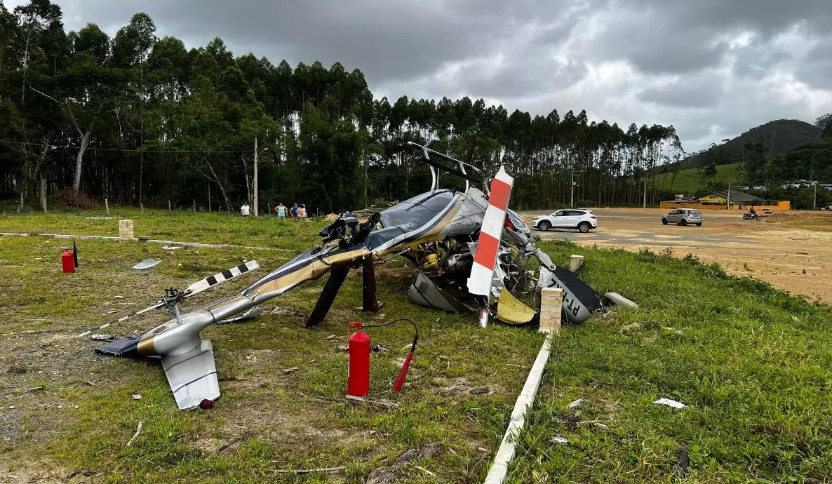 Helicóptero cai próximo ao Beto Carrero World Helicóptero cai próximo ao Beto Carrero World