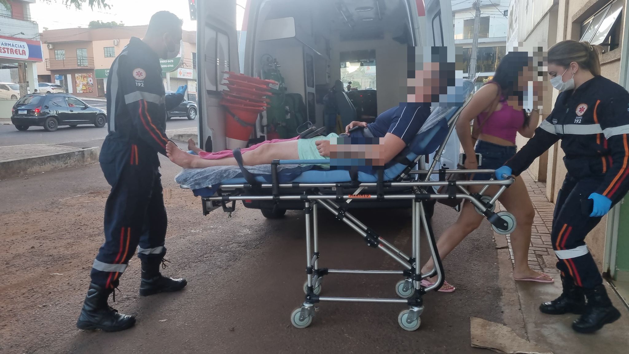 Casal sofre queimaduras com óleo quente na Rua Canários Casal sofre queimaduras com óleo quente na Rua Canários