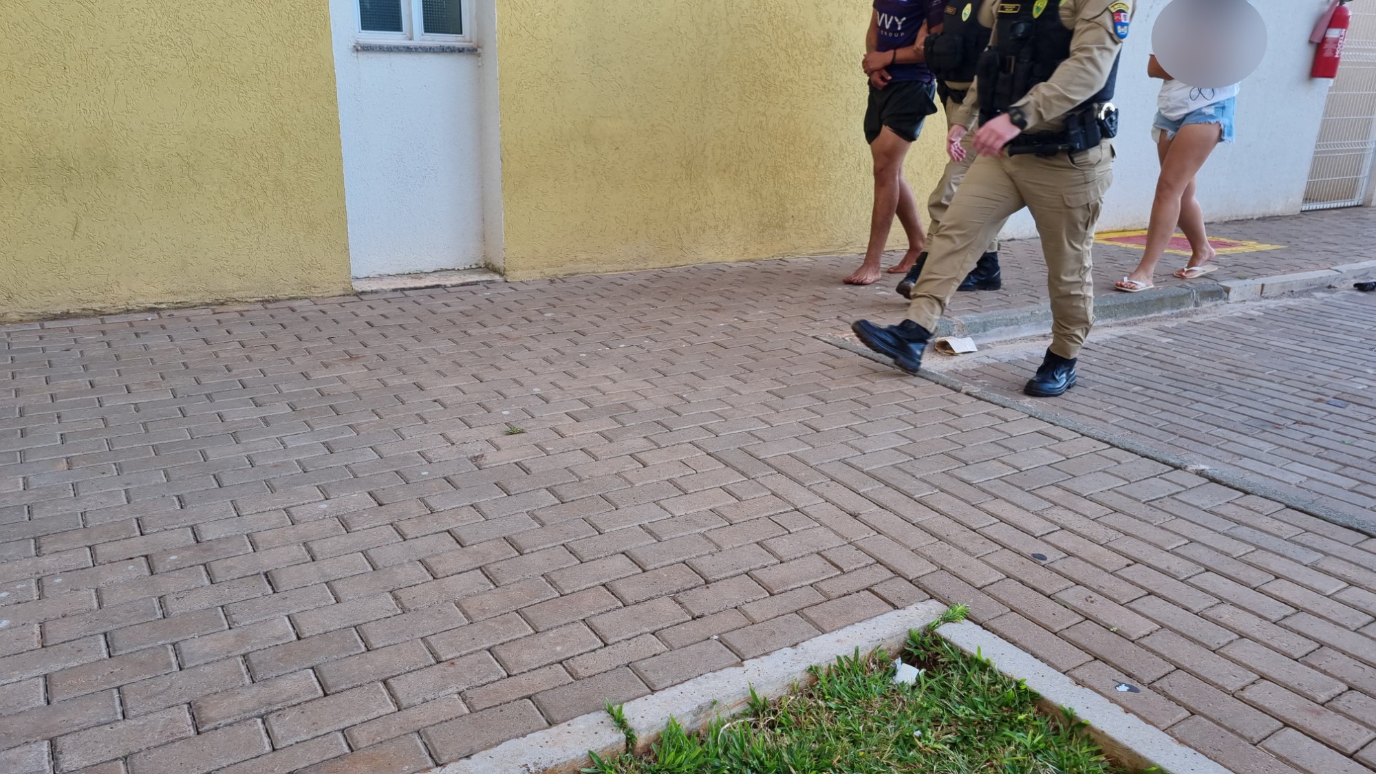 Em ataque de fúria, homem é detido após tentar de agredir a irmã e destruir móveis Em ataque de fúria, homem é detido após tentar de agredir a irmã e destruir móveis