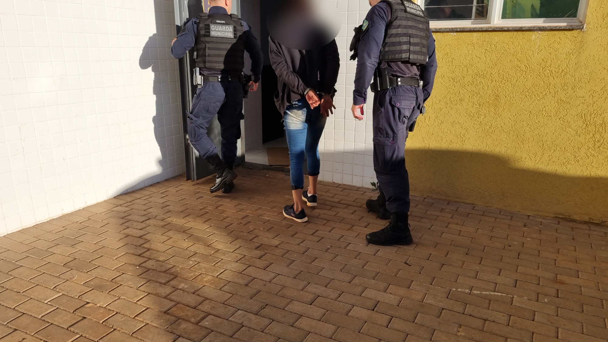Mulher que era procurada pela Justiça é presa no Cascavel Velho Mulher que era procurada pela Justiça é presa no Cascavel Velho