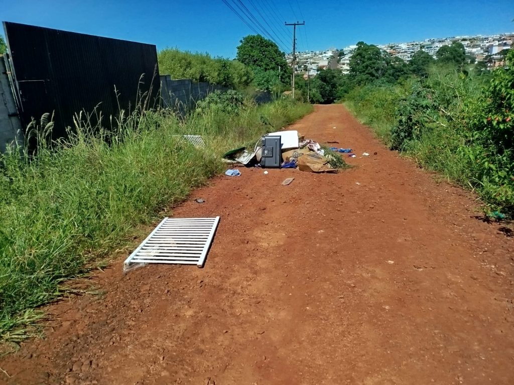 Moradores do Bairro Lago Azul reclamam de lixo deixado em via pública