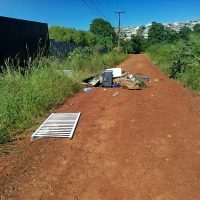 Imagem referente a Moradores do Bairro Lago Azul reclamam de lixo deixado em via pública