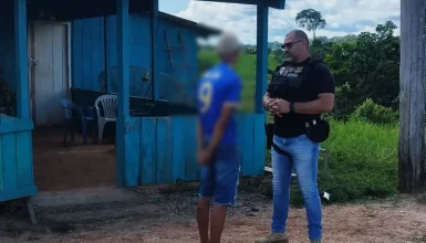 Imagem referente a Adolescente mata irmão com tiro de escopeta no peito após discussão e é apreendido